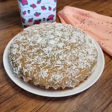 Bolo de coco com doce de leite