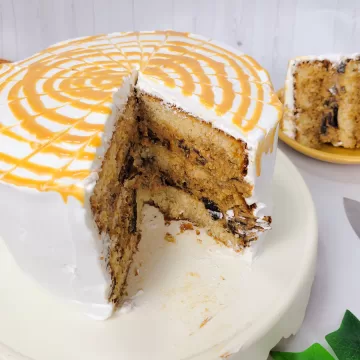Bolo de doce de leite com ameixa