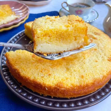 Bolo de flocão com queijo