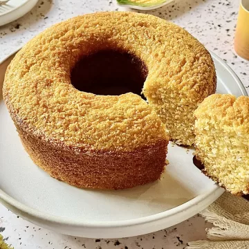 Bolo de flocão de milho de liquidificador