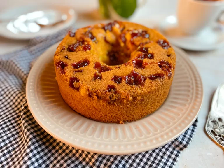 Receita de Bolo de fubá com goiabada e requeijão