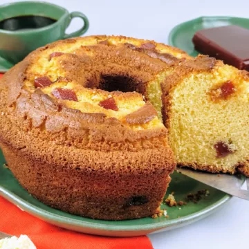 Bolo de fubá com goiabada simples