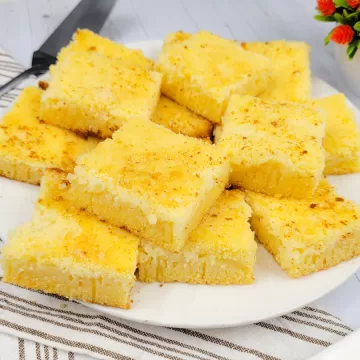 Bolo de fubá com queijo
