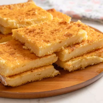 Bolo de fubá cremoso com leite condensado