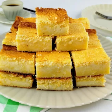 Bolo de fubá cremoso simples e rápido