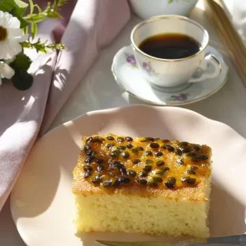 Bolo de iogurte com calda de maracujá