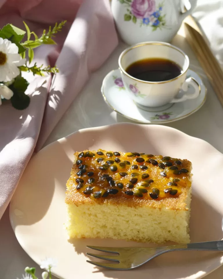 Receita de Bolo de iogurte com calda de maracujá