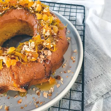 Bolo de laranja com amêndoas e damasco