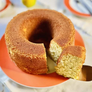 Bolo de laranja com casca no liquidificador