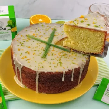 Bolo de laranja com erva cidreira, laranja e limão