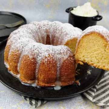 Bolo de leite em pó com água quente