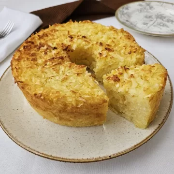 Bolo de mandioca com coco