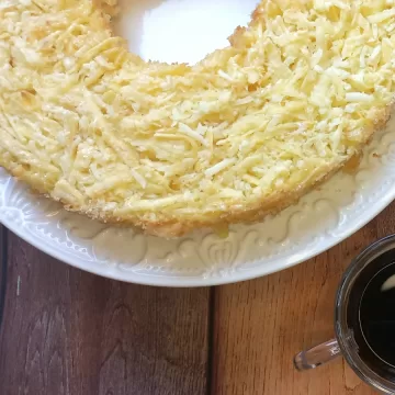 Bolo de mandioca com coco molhadinho