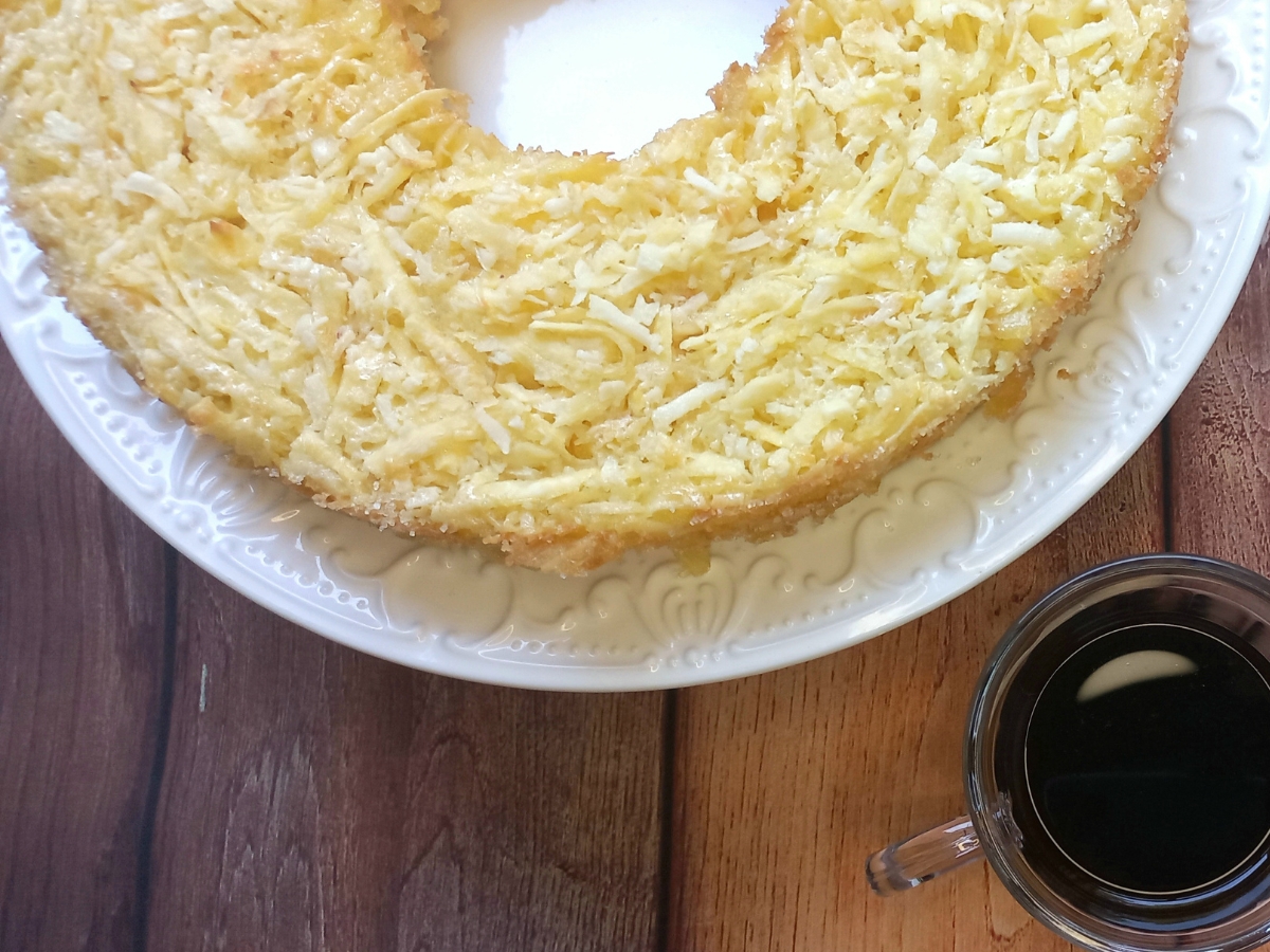 Bolo de mandioca com coco molhadinho