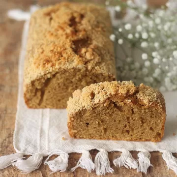 Bolo de rapadura com crocante de amendoim