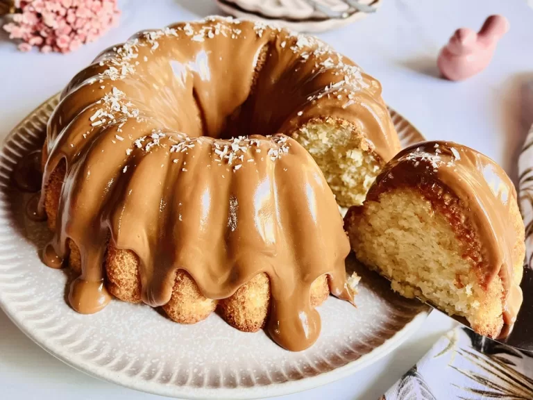 Receita de Bolo de tapioca com cobertura de doce de leite