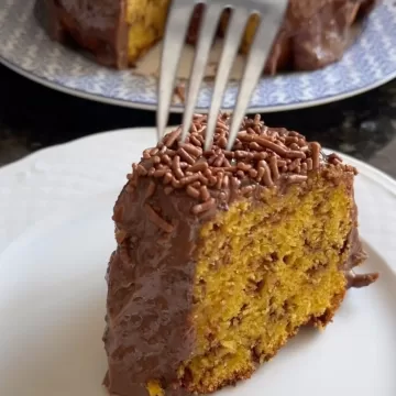 Bolo formigueiro de cenoura com raspas de laranja