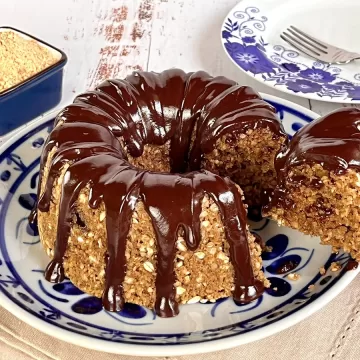 Bolo funcional de amendoim com cobertura de chocolate