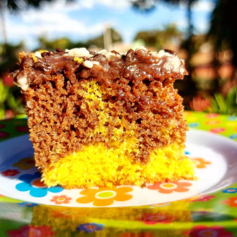 Receita de Bolo mesclado de cenoura com cobertura de chocolate