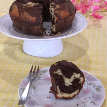 Bolo mesclado simples e fofinho