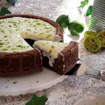 Bolo piscina de chocolate com mousse de limão