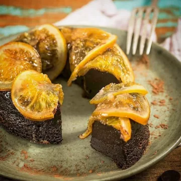 Bolo pudim de chocolate com laranja
