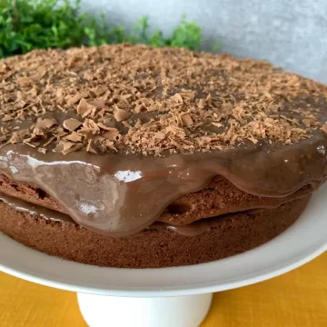 Bolo recheado de brigadeiro fácil