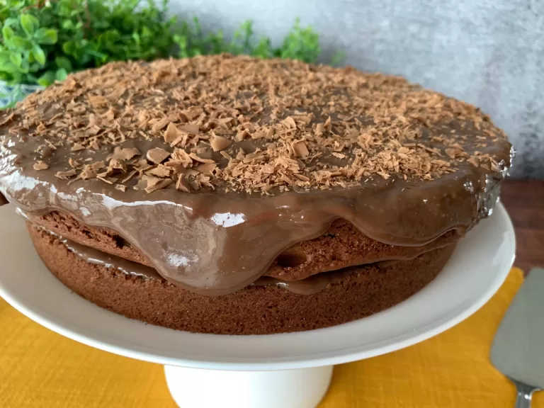 Receita de Bolo recheado de brigadeiro fácil