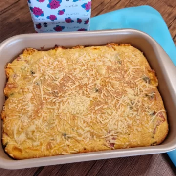 Bolo salgado de milho com presunto e queijo