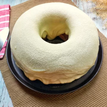 Bolo simples com cobertura de Ninho