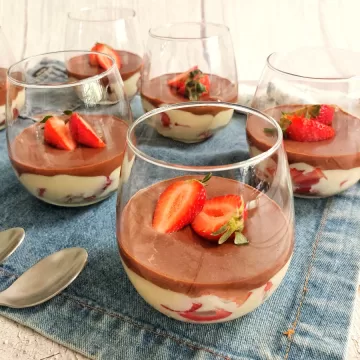 Bombom de morango na taça