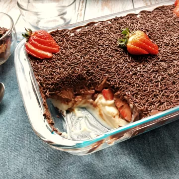 Bombom de morango na travessa