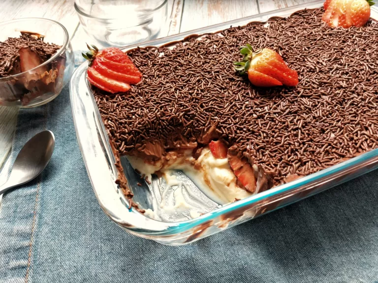 Receita de Bombom de morango na travessa