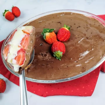 Bombom de morango na travessa com leite Ninho