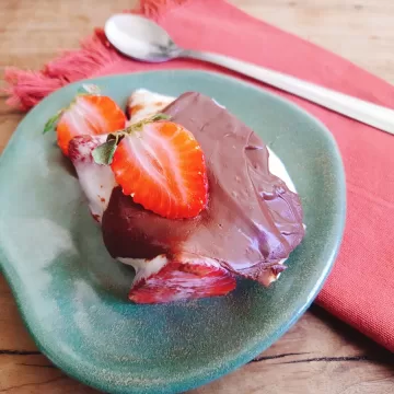 Bombom de morango na travessa simples