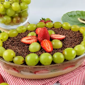 Bombom de travessa de morango e uva