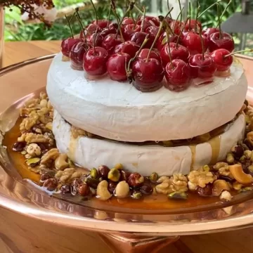 Brie com caramelo de nozes e cerejas