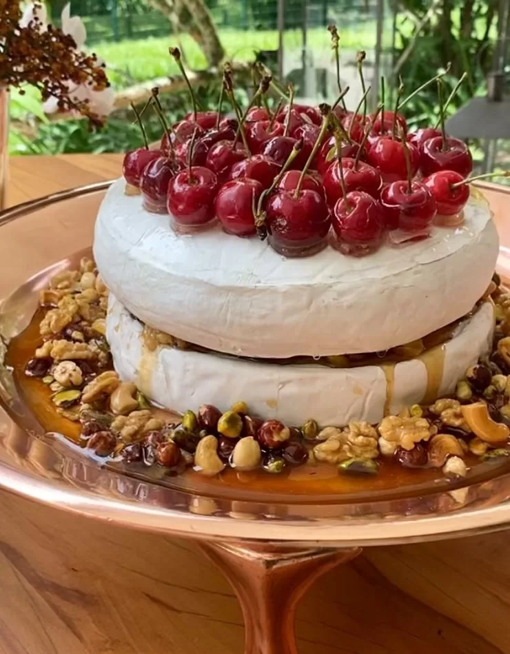 Receita de Brie com caramelo de nozes e cerejas
