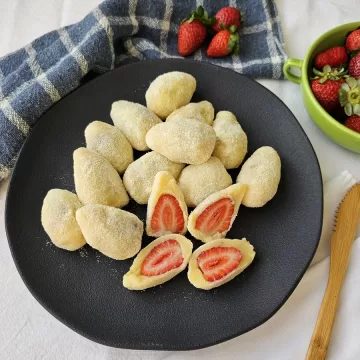 Brigadeiro de leite Ninho recheado com morango