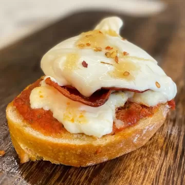 Bruschetta com mussarela e pepperoni