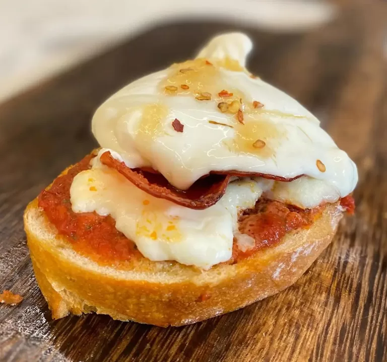 Receita de Bruschetta com mussarela e pepperoni