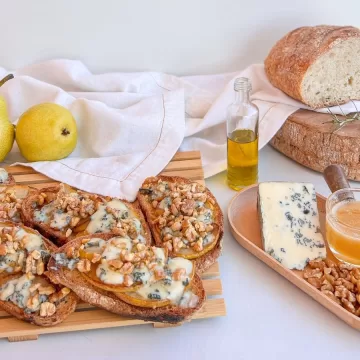 Bruschetta de gorgonzola com pera