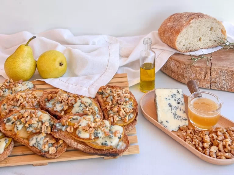 Receita de Bruschetta de gorgonzola com pera