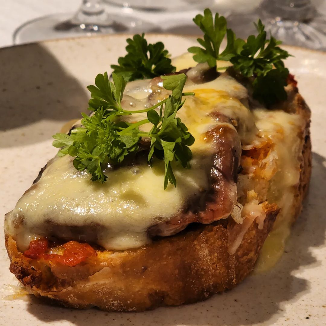 Bruschetta de mignon com cogumelos