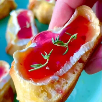 Brusqueta de brie com geleia de pimenta