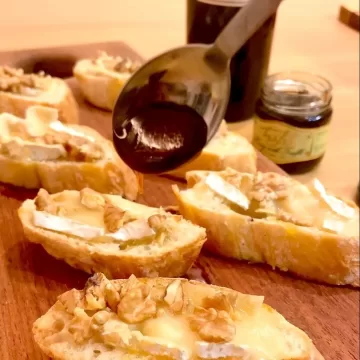 Brusqueta de brie com mel e nozes