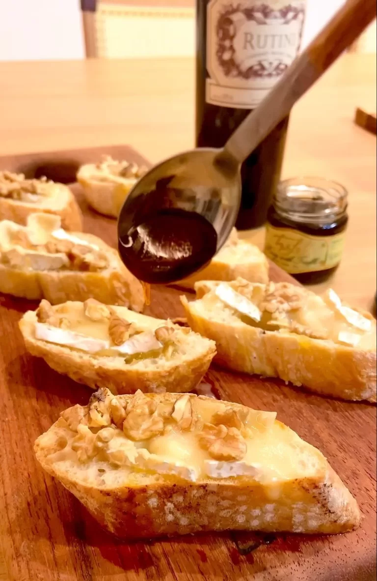 Receita de Brusqueta de brie com mel e nozes