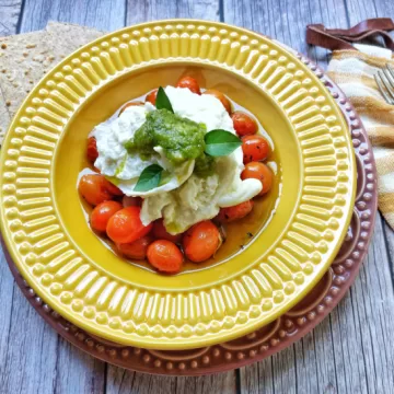 Burrata com tomate confit e pesto