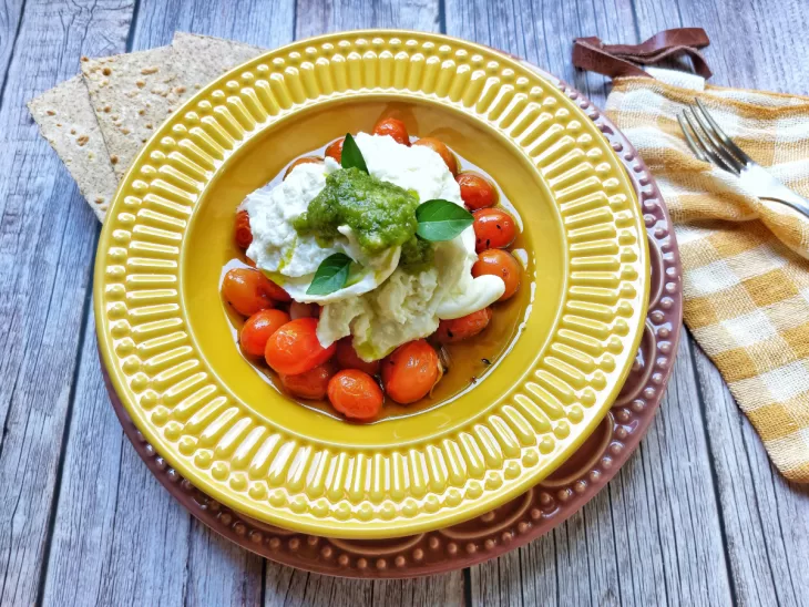 Receita de Burrata com tomate confit e pesto