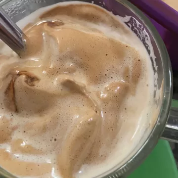 Café cremoso com canela